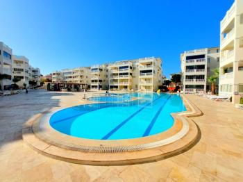 Didim Çamlık'ta Ünlü Royal Marina Complex İçinde Satılık Havuz Gören Eşyalı Giriş Kat Daire