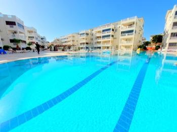 Didim Çamlık'ta Ünlü Royal Marina Complex İçinde Satılık Havuz Gören Eşyalı Giriş Kat Daire