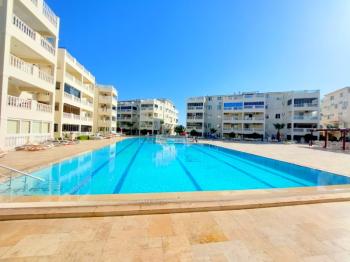 Didim Çamlık'ta Ünlü Royal Marina Complex İçinde Satılık Havuz Gören Eşyalı Giriş Kat Daire