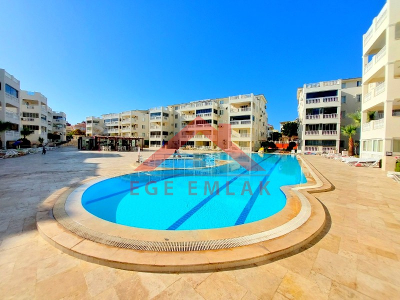Didim Çamlık'ta Ünlü Royal Marina Complex İçinde Satılık Havuz Gören Eşyalı Giriş Kat Daire