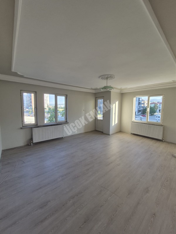 AFYON ÜÇOK EMLAKTAN ALİ İHSAN PAŞA MAH KİRALIK 3+1 TEMİZ BAKIMLI DAİRE