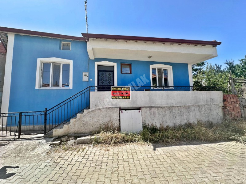 AFYON ÜÇOK EMLAKTAN NURİBEY KASABASINDA SATILIK 2+1 TEMİZ BAKIMLI MÜSTAKİL EV
