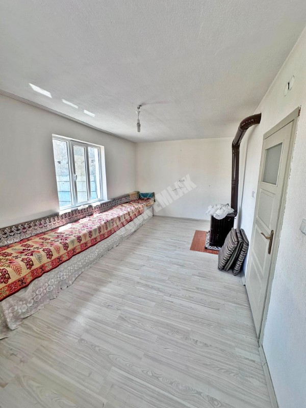 AFYON ÜÇOK EMLAKTAN NURİBEY KASABASINDA SATILIK 2+1 TEMİZ BAKIMLI MÜSTAKİL EV
