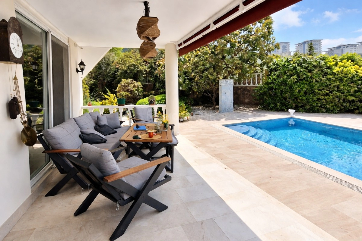 Kargıcak'ta Deniz Manzaralı Lüks Villa
