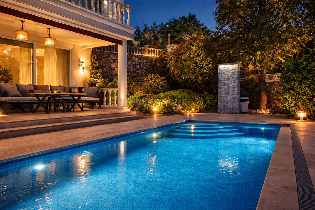 Kargıcak'ta Deniz Manzaralı Lüks Villa