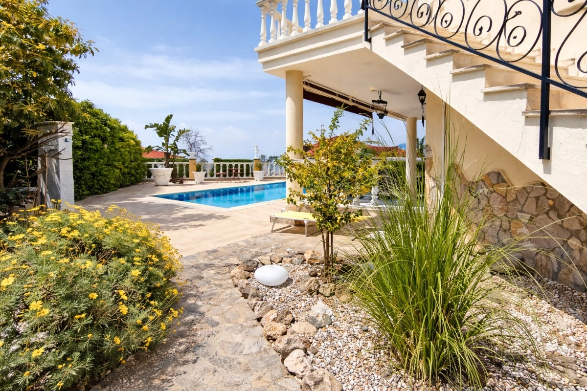 Kargıcak'ta Deniz Manzaralı Lüks Villa