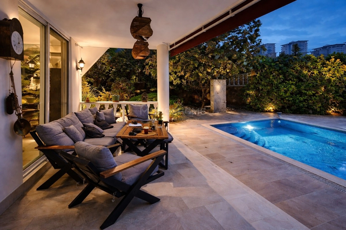 Kargıcak'ta Deniz Manzaralı Lüks Villa