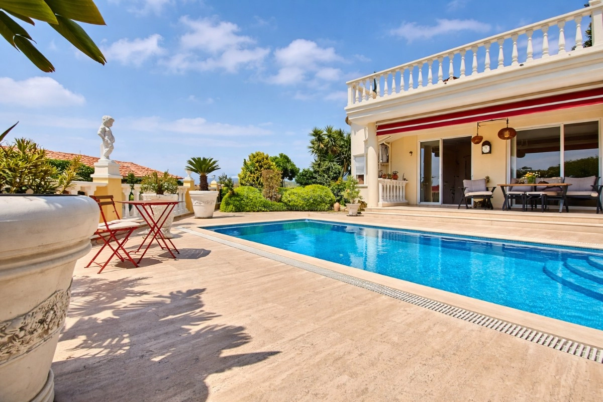Kargıcak'ta Deniz Manzaralı Lüks Villa
