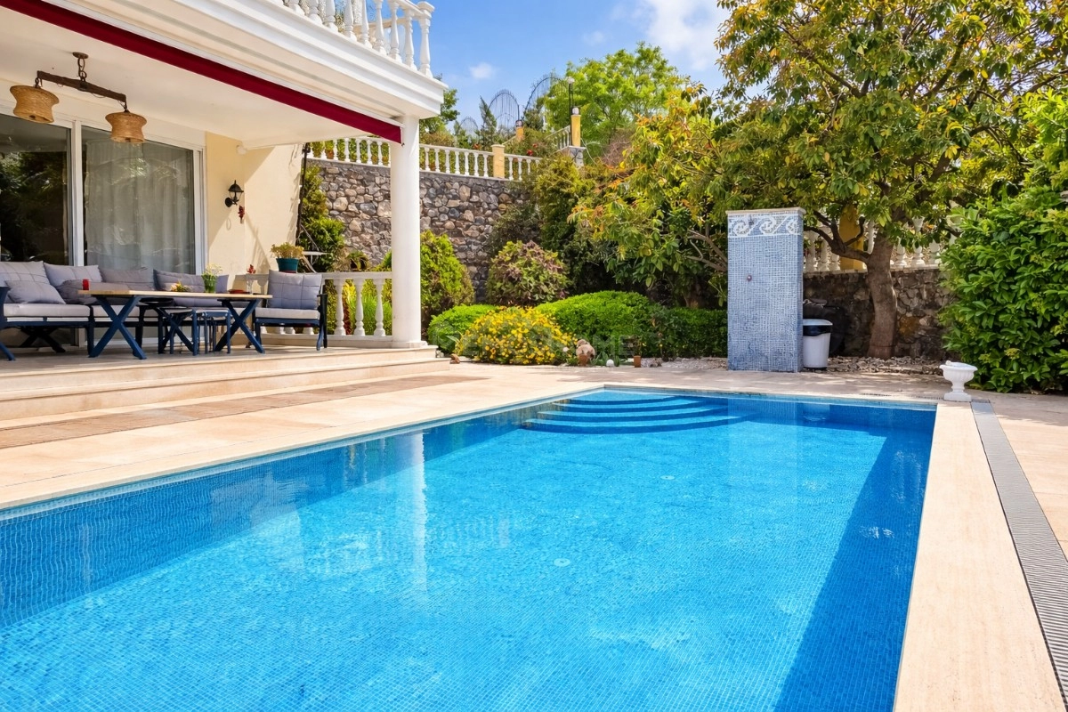 Kargıcak'ta Deniz Manzaralı Lüks Villa
