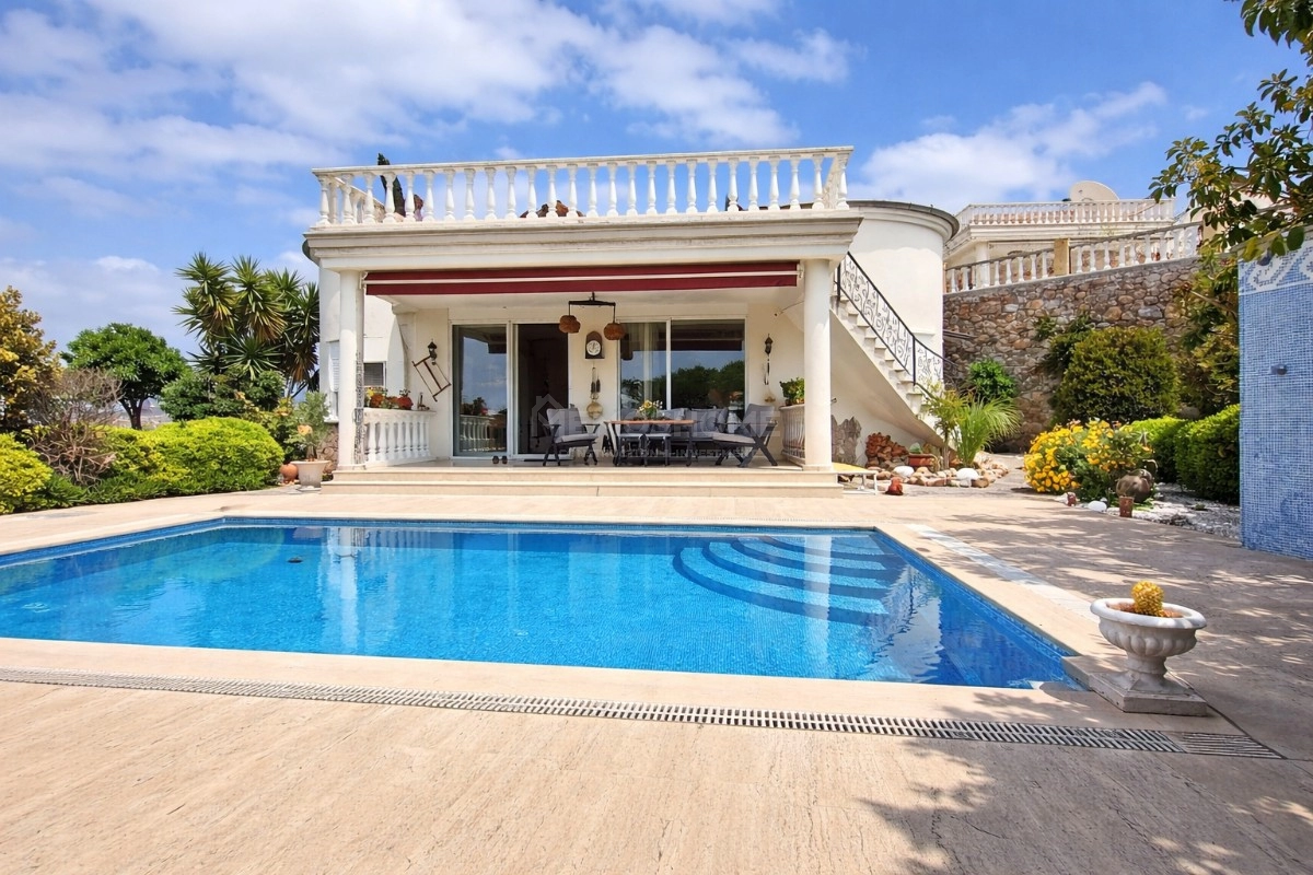 Kargıcak'ta Deniz Manzaralı Lüks Villa