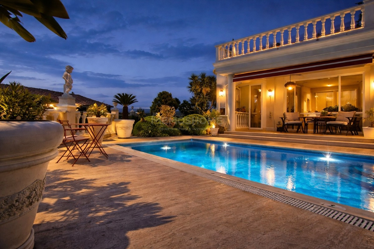 Kargıcak'ta Deniz Manzaralı Lüks Villa