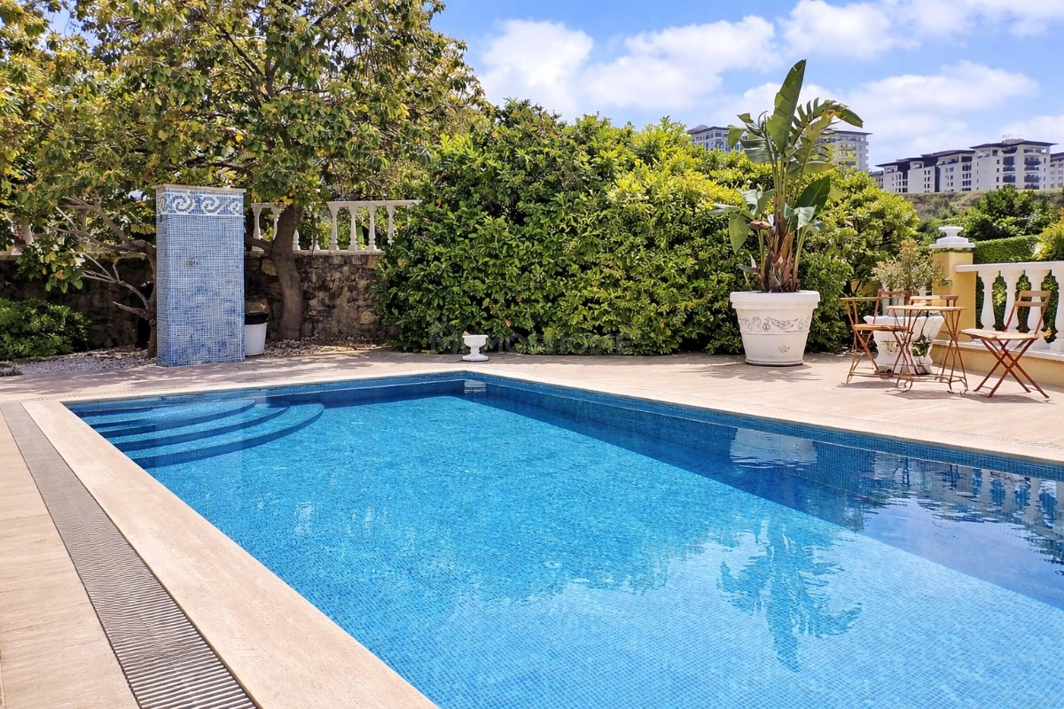 Kargıcak'ta Deniz Manzaralı Lüks Villa
