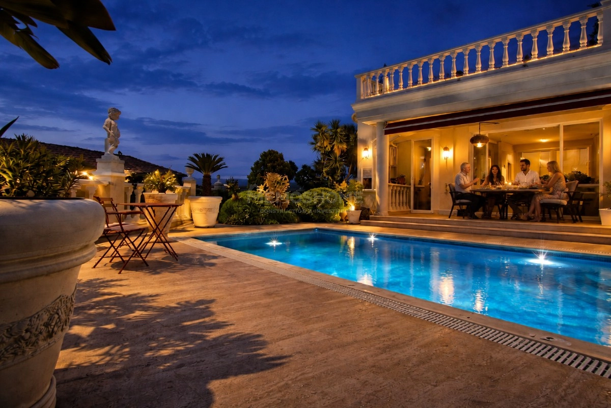 Kargıcak'ta Deniz Manzaralı Lüks Villa