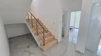 Girne Alsancak'ta 4+1 Tamamı Yeni Esyali - Sıfır Villa
