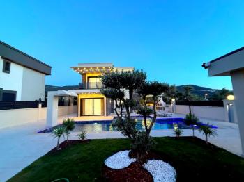 Didim Akbükde 500 M2 Arsa Üzerinde Satılık 4+1  Lüks Villa