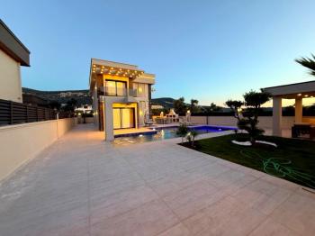 Didim Akbükde 500 M2 Arsa Üzerinde Satılık 4+1  Lüks Villa