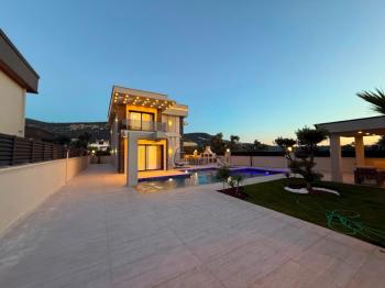 Didim Akbükde 500 M2 Arsa Üzerinde Satılık 4+1  Lüks Villa