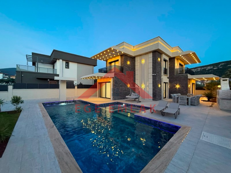 Didim Akbükde 500 M2 Arsa Üzerinde Satılık 4+1  Lüks Villa