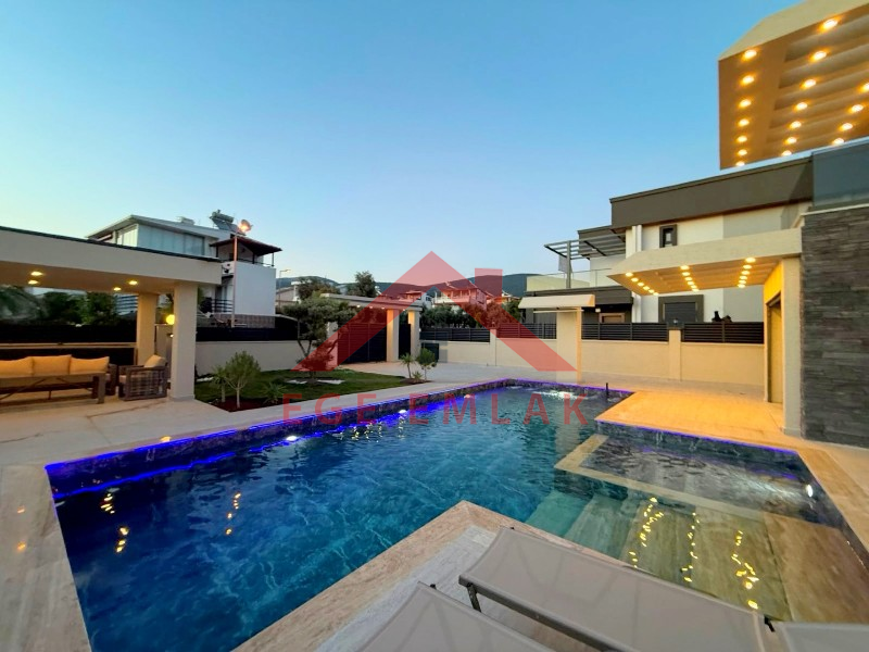 Didim Akbükde 500 M2 Arsa Üzerinde Satılık 4+1  Lüks Villa