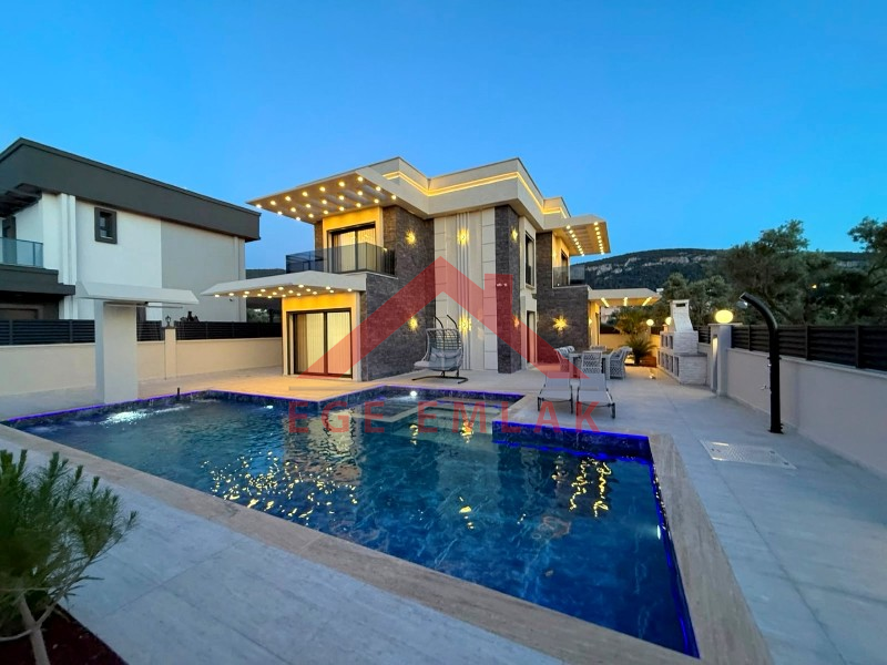 Didim Akbükde 500 M2 Arsa Üzerinde Satılık 4+1  Lüks Villa