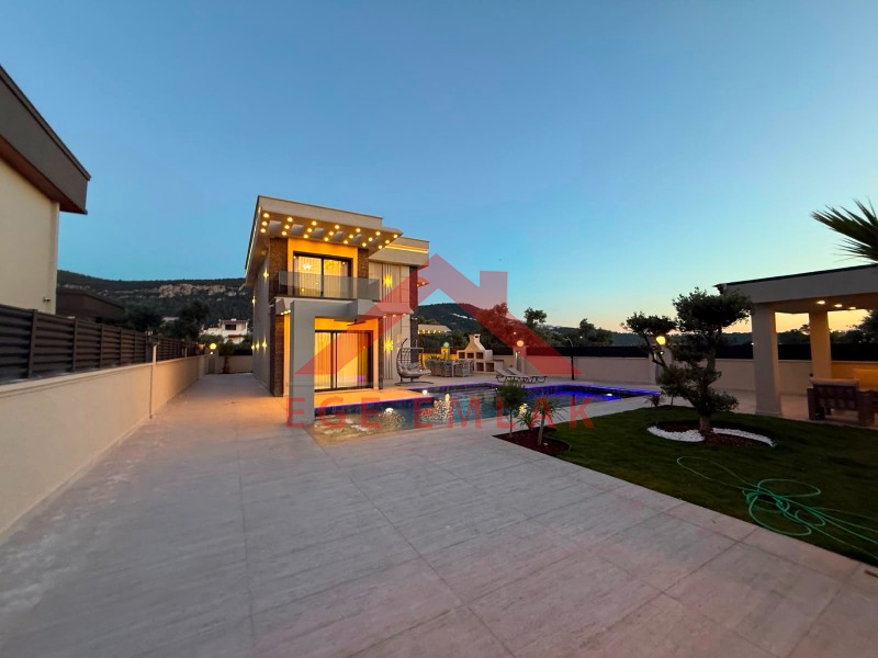 Didim Akbükde 500 M2 Arsa Üzerinde Satılık 4+1  Lüks Villa