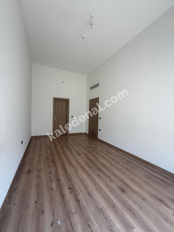 SİTE İÇERİSİNDE GENİŞ MÜSTAKİL BAHÇELİ 2+1 MODERN TASARIMLI SATILIK DAİRE