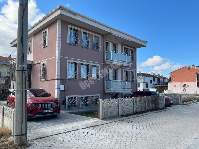 AFYON ÜÇOK EMLAKTAN OSMAN GAZİ MAH 3+1 110M² TEMİZ BAKIMLI KOMPLE SATILIK BİNA 