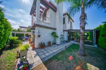ALSANCAK'TA SESSİZ VE SEÇKİN KONUMDA MÜSTAKİL 4+2 VİLLA