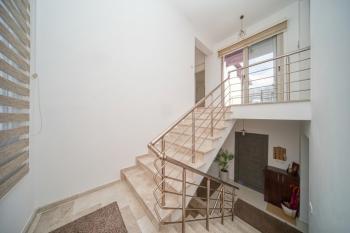 ALSANCAK'TA SESSİZ VE SEÇKİN KONUMDA MÜSTAKİL 4+2 VİLLA