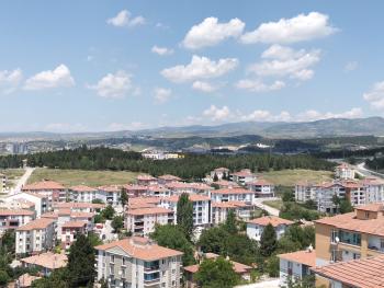 GÜVENAY - ÇORUM BAHÇELİEVLER BAHAR CADDESİ ÜZERİ SIFIR LÜKS 2+0 SATILIK DAİRE