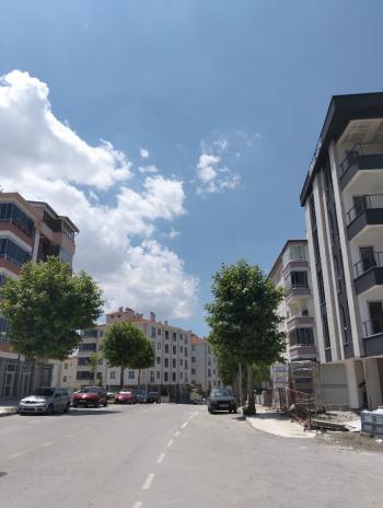 GÜVENAY - ÇORUM BAHÇELİEVLER BAHAR CADDESİ ÜZERİ SIFIR LÜKS 2+0 SATILIK DAİRE
