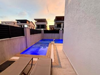Didim Efeler Mahallesinde Satılık 4+1 Villa