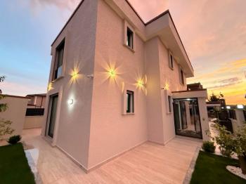 Didim Efeler Mahallesinde Satılık 4+1 Villa
