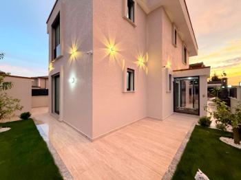 Didim Efeler Mahallesinde Satılık 4+1 Villa