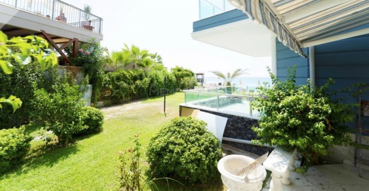 Seaside Triplex Villa Residence