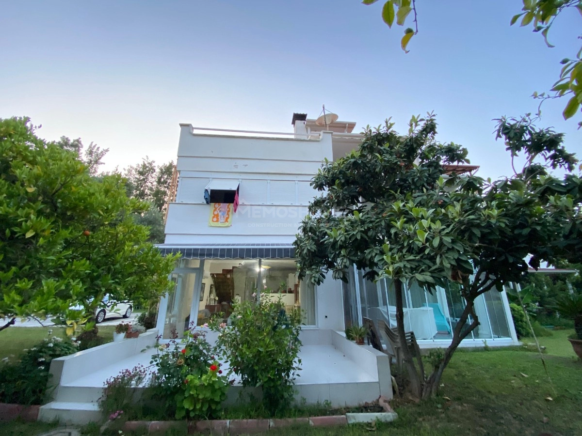 Seaside Triplex Villa Residence