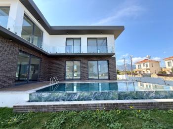 KKTC Girne Çatalköy Bölgesinde Satılık 6+1 Tripleks Sıfır Villa!