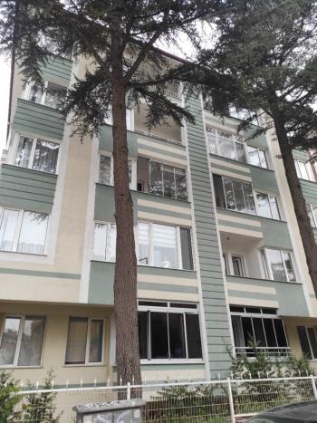 GÜVENAY - ÇORUM ÜÇTUTLAR  ATATÜRK LİSESİ  ARKASI EŞYALI KİRALIK 4+1 DAİRE