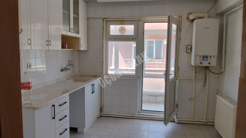 * AFYON ÜÇOK EMLAKTAN NAZMİ SAATÇİ MAH 3+1 110M² TEMİZ BAKIMLI KİRALIK DAİRE *