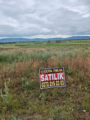 AFYON ÜÇOK EMLAKTAN SİNANPAŞA AKÖREN MEVKİNDE 923M² SATILIK YATIRIMA UYGUN ARSA