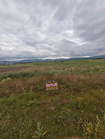 AFYON ÜÇOK EMLAKTAN SİNANPAŞA AKÖREN MEVKİNDE 923M² SATILIK YATIRIMA UYGUN ARSA