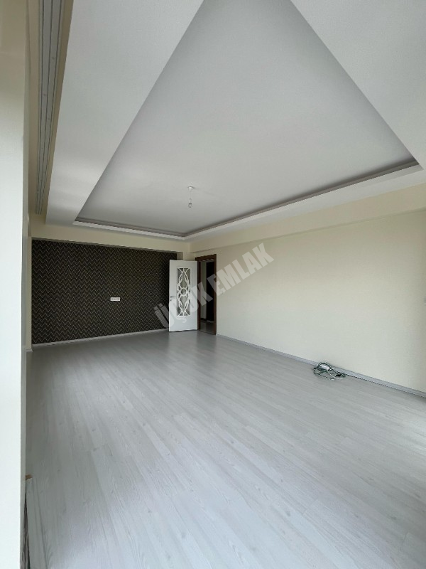 AFYON ÜÇOK EMLAKTAN ALİ İHSAN PAŞA MAH 3+1 127M² TEMİZ BAKIMLI  EBEVEYN BANYOLU SATILIK DAİRE 