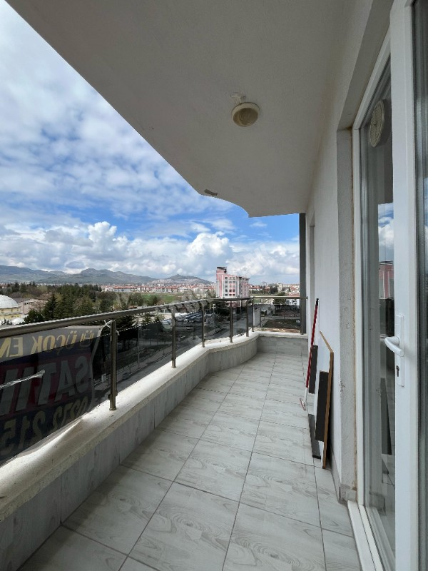 AFYON ÜÇOK EMLAKTAN ALİ İHSAN PAŞA MAH 3+1 127M² TEMİZ BAKIMLI  EBEVEYN BANYOLU SATILIK DAİRE 