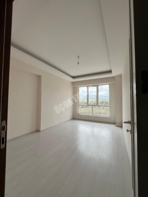 AFYON ÜÇOK EMLAKTAN ALİ İHSAN PAŞA MAH 3+1 127M² TEMİZ BAKIMLI  EBEVEYN BANYOLU SATILIK DAİRE 
