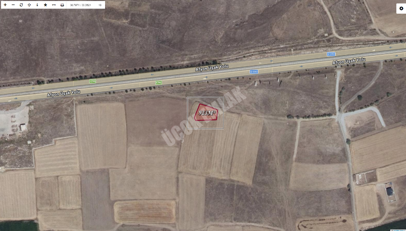 AFYON ÜÇOK EMLAKTAN SİNANPAŞA AKÖREN MEVKİNDE 923M² SATILIK YATIRIMA UYGUN ARSA