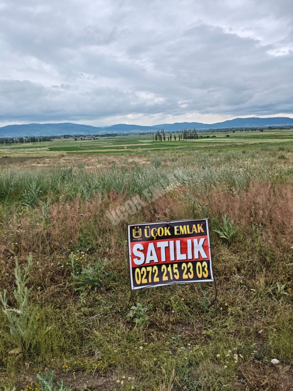 AFYON ÜÇOK EMLAKTAN SİNANPAŞA AKÖREN MEVKİNDE 923M² SATILIK YATIRIMA UYGUN ARSA
