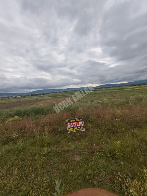 AFYON ÜÇOK EMLAKTAN SİNANPAŞA AKÖREN MEVKİNDE 923M² SATILIK YATIRIMA UYGUN ARSA