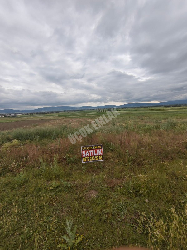 AFYON ÜÇOK EMLAKTAN SİNANPAŞA AKÖREN MEVKİNDE 923M² SATILIK YATIRIMA UYGUN ARSA