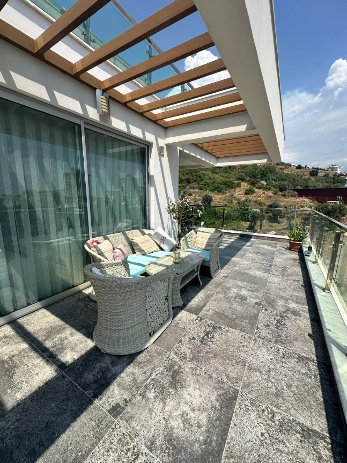 Aramis Terrace-2 D12 med bassengutsikt