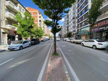 * AFYON ÜÇOK EMLAKTAN KURTULUŞ CADDESİ 300M² İŞLEK CADDE ÜZERİ KİRALIK DÜKKAN * 